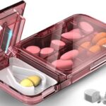 Pillensnijder | Pillenslijter en Pillenhouder van Snij&Slik â€“ Innovatief 2-in-1 Ontwerp en een Slimme Oplossing Door zijn Gebruiksgemak | Veiligheid | Duurzaam en Compact | Formaat van 11,9 x 6,3 x 1,8 cm | Roze