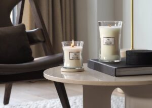 Woodwick Hourglass Medium Geurkaars - White Tea & Jasmine - Afbeelding 4