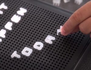 Led Letter Pegboard Retrostijl met 200 Letters en 200 Cijfers – 29x21x4 cm | Woorden maken op Lichtbord | Woonaccessoires | Memobord | Prikbord - Afbeelding 3