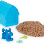 Kinetic Sand - Hondje met schat met multifunctioneel verrassingsgereedschap in de vorm van een hond - 170 g origineel kinetisch zand en opbergbak voor speelzand - Sensorisch speelgoed - stijlen kunnen verschillen