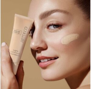 Artdeco - Light Luminous Foundation - Vloeibare foundation - 45 Cool Gentle Mahogany - Afbeelding 2