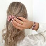 Bellody - Scrunchie Haargummie Silk Met Logo - Roze - Afbeelding 3