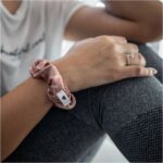 Bellody - Scrunchie Haargummie Silk Met Logo - Roze - Afbeelding 4