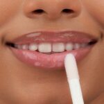 essence Lippenolie Hydra Kiss 01 Kiss From A Rose, 4 ml - Afbeelding 3