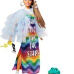 Barbie Extra Doll in blauw jasje met ruches en krokodil huisdier - Modepop - Barbiepop