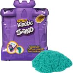 Kinetic Sand - Zandkasteel Speelkoffertje met 453 g blauwgroen origineel kinetisch zand - multifunctioneel speelvak en opbergbak - Sensorisch speelgoed