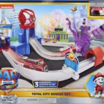 PAW Patrol De Film True Metal - Red Avonturenstad Racebaan - Marshall-voertuig - Schaal 1:55