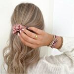 Bellody - Scrunchie Haargummie Silk Met Logo - Roze - Afbeelding 3